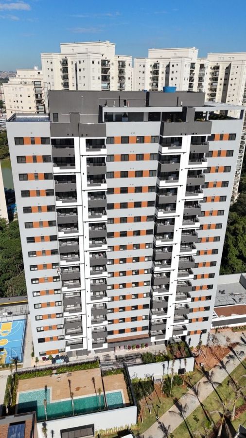 Vista aérea da torre com piscina e quadra poliesportiva no térreo
