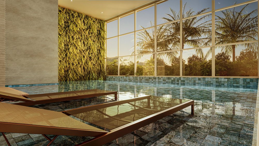 Piscina coberta com espreguiçadeiras e jardim vertical
